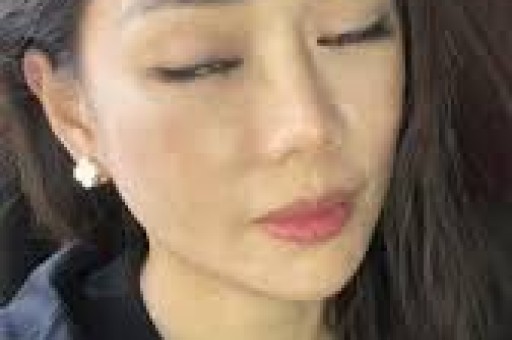 南通网友爆料：一车辆四脚朝天！围着一堆吃瓜群众……